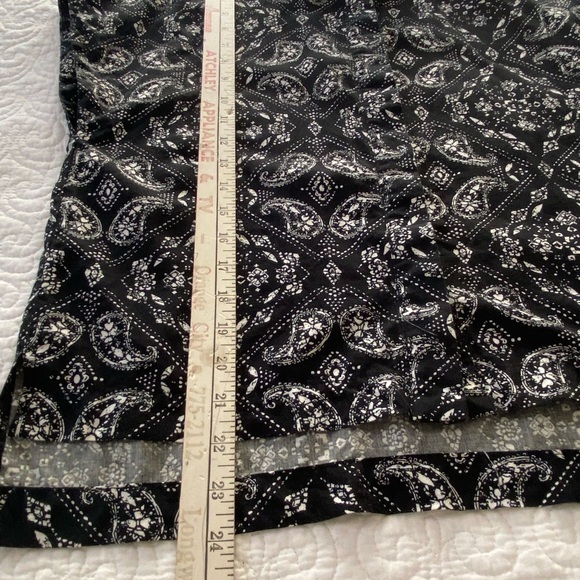 Black and White Paisley Print High Low Cap Sleeve Button Up Shirt Size Large - Picture 13 of 14